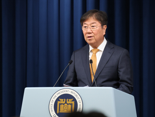 김대기 대통령 비서실장이 18일 서울 용산 대통령실 청사에서 윤석열 대통령의 이종석 헌법재판소장 후보자 지명에 관해 발표하고 있다.      연합뉴스